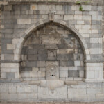 Βρίσκεται δίπλα στην πύλη του Αγίου Γεωργίου Οθωμανική Κρήνη του Χανιαλή, Ηράκλειο